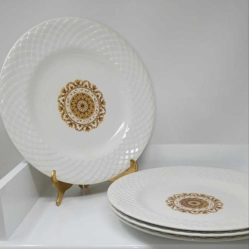 White and Gold Enoch By Wedgewood Dinnerware Set